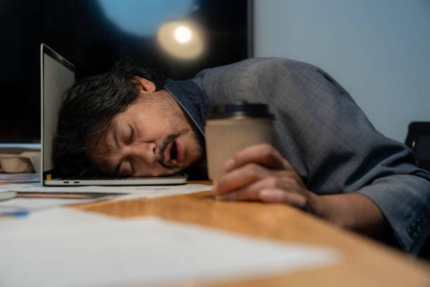 Mệt mỏi gục trên bàn làm việc